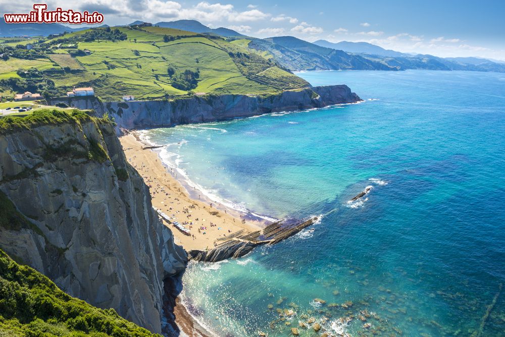 Immagine Le scogliere di Zumaia, Paesi Baschi, Spagna, viste dall'alto. L'attrattiva più famosa di questa località è costituita dal suo paesaggio di flysch, formazioni rocciose di lamine di calcare e arenaria erose dal mare.
