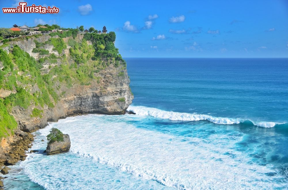 Immagine Le scogliere e le onde di Uluwatu a Bali, una delle spiagge per surf in Indonesia