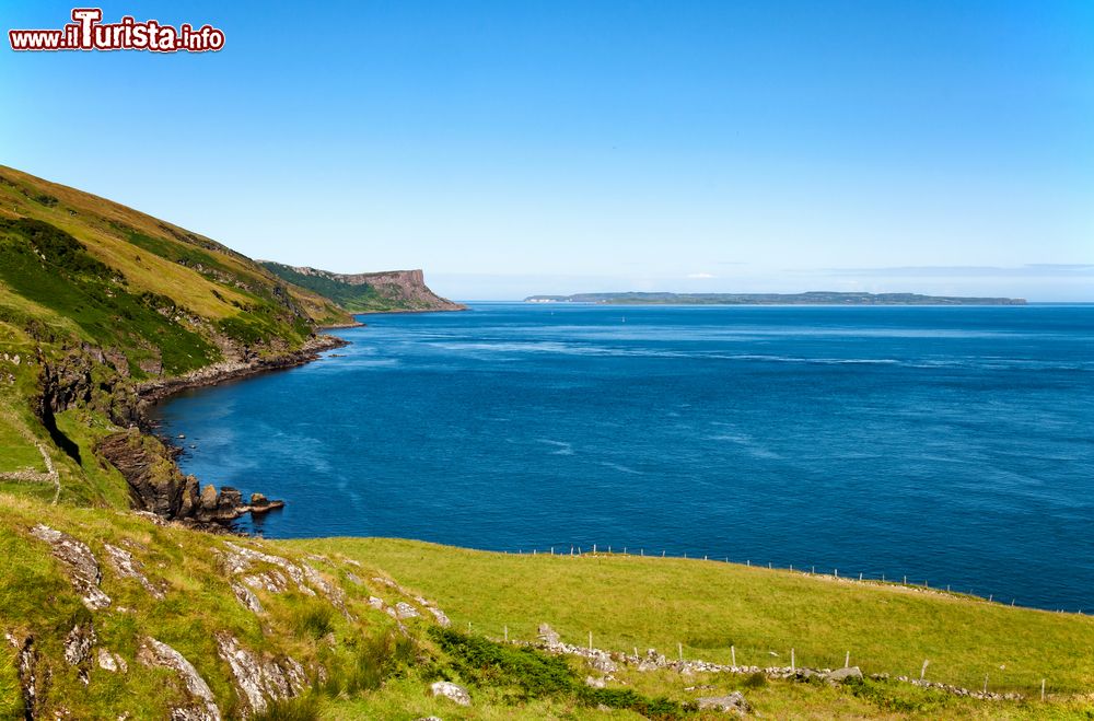 Immagine Le scogliere verdeggianti dell'isola di Rathlin, Irlanda del Nord. Le più alte raggiungono e superano i 70 metri di altezza.