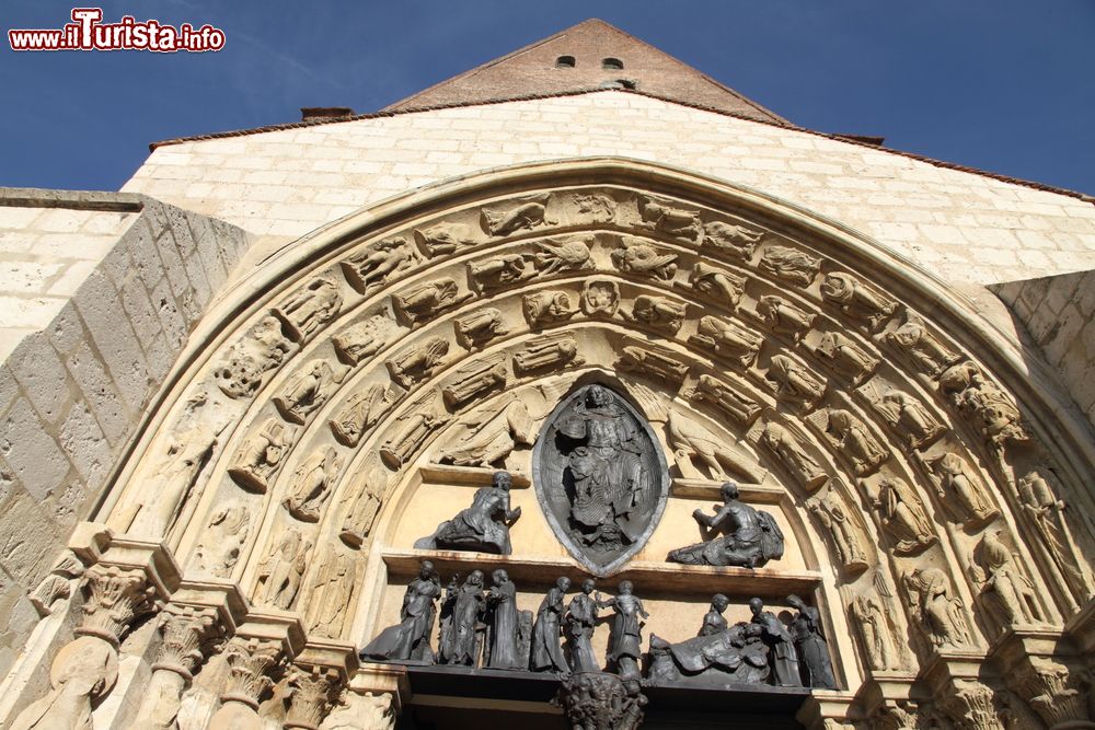 Immagine Le sculture che decorano il portale d'ingresso della chiesa di Saint Ayoul a Provins, dipartimento Seine et Marne, Francia.