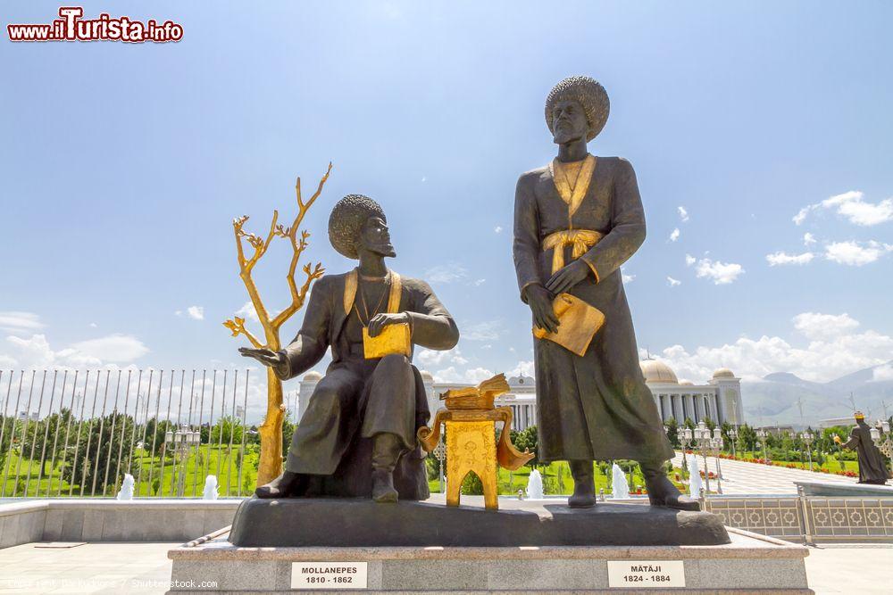 Immagine Le sculture dedicate a Mollanepes e Mataji al Parco dell'Indipendenza di Ashgabat, Turkmenistan - © Darkydoors / Shutterstock.com