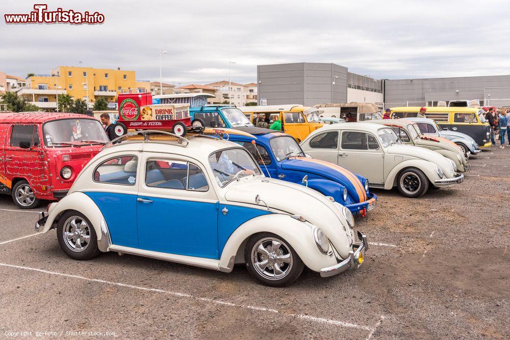 Immagine Le simpatiche Volkswagen Beetles in esposizione al 16° raduno Volkswagen di Cap d'Agde, Francia  - © gg-foto / Shutterstock.com