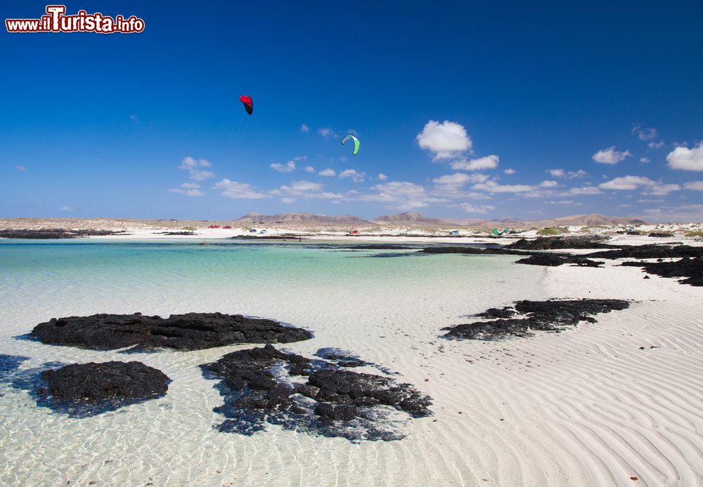 Immagine Le spiagge incontaminate della zona del Faro de Toston vicino a El Cotillo, Fuerteventura, Spagna. Un tratto del litorale spagnolo a Punta Ballena, 5 km a nord di El Cotillo. Il faro venne messo in funzione nel 1897.