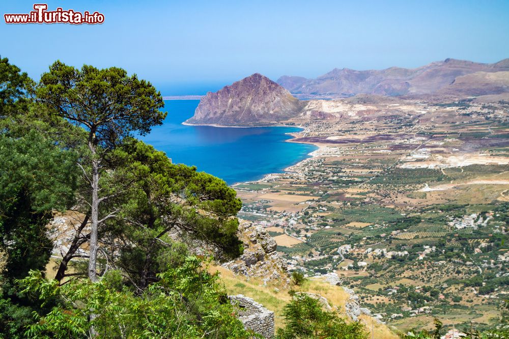 Immagine Monte Cofano e la costa tirrenica vicino ad Erice in Sicilia.