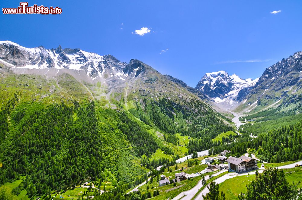 Immagine Le splendide Alpi svizzere in una giornata di sole viste dal villaggio di Arolla.