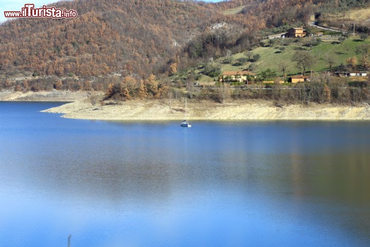 Immagine Le sponde del lago Turano fotografate da Colle di Tora, Lazio