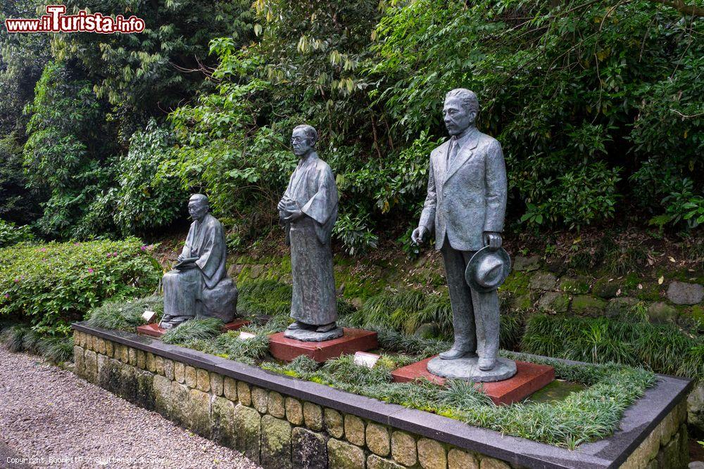 Immagine Le statue dei tre grandi letterati a Swan Road, Kanazawa, Giappone. Questa via si trova nei pressi del parco del castello - © BoonritP / Shutterstock.com