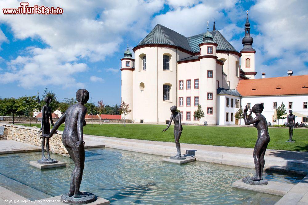 Immagine Le statue del giardino del chiostro di Litomysl, Repubblica Ceca. A realizzarle è stato Olbram Zoubek, importante scultore ceco del XX° secolo - © kaprik / Shutterstock.com