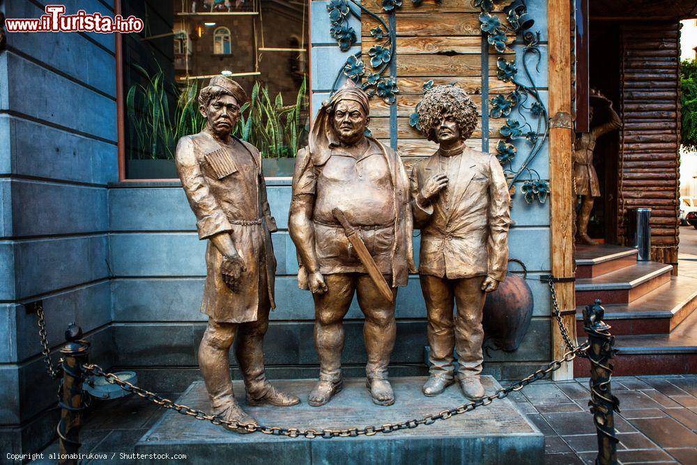 Immagine Le statue di Trus, Balbes and Byvalyjs (noti anche come Coward, Bobby and Seasoned) nella città di Yerevan, Armenia. Sono i protagonisti del film sovietico Caucasus Captive - © alionabirukova / Shutterstock.com