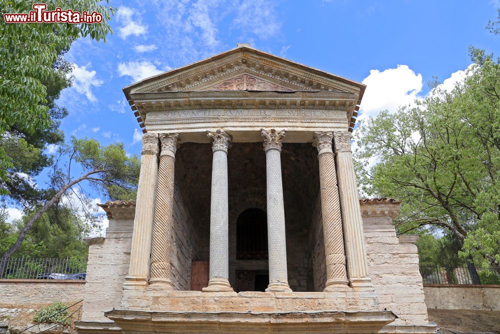 Immagine Le storiche Fonti del Clitunno si trovano vicino a Trevi in Umbria. Questo parco naturalistico ospita al suo interno anche il Tempietto del Clitunno, gravemente danneggiato e poi ricostruito dai Longobardi con parte del materiale originario di costruzione. I suoi interni sono affrescati con le più antiche pitture cristiane dell'Umbria.