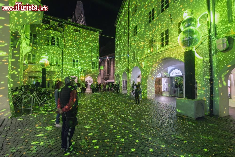 Immagine Le strade colorate di Bressanone in occasione del Festival di acqua e luce in primavera - © fabiodevilla / Shutterstock.com