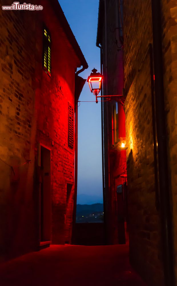 Immagine Le strade di Castigano nelle Marche sono illuminate in modo suggestivo durante il Templaria Festival