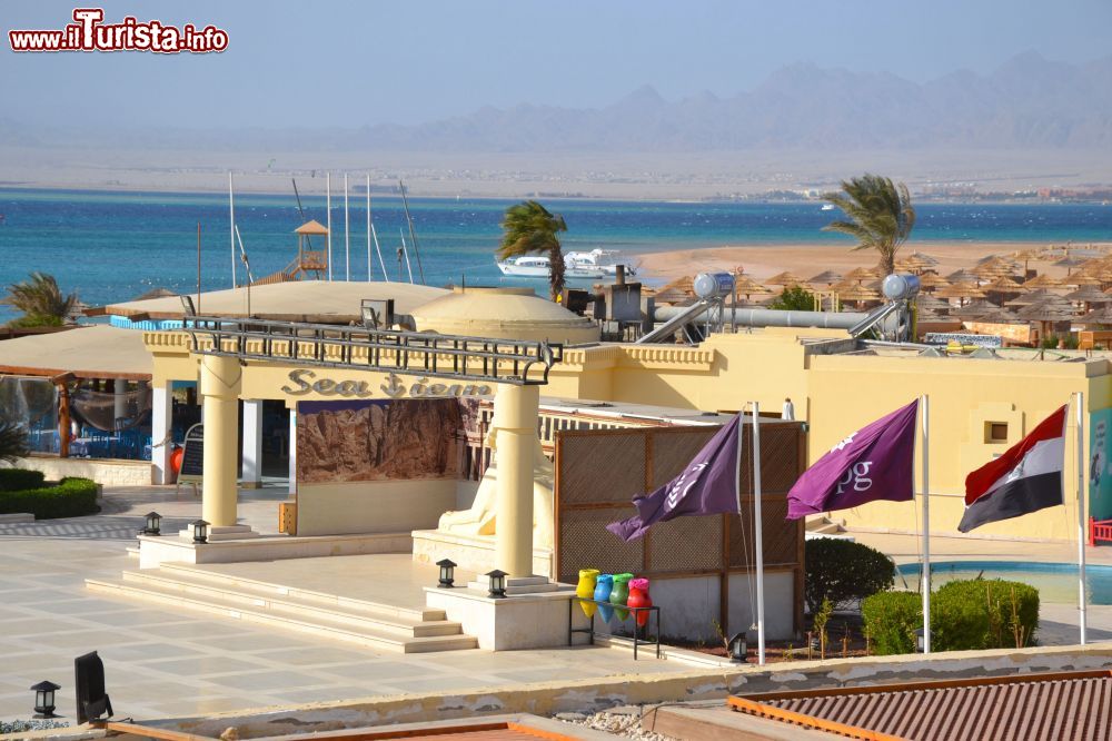 Immagine Le strutture dello Sheraton Soma Bay Resort e, sullo sfondo, il Mar Rosso e la costa di Safaga, in Egitto.