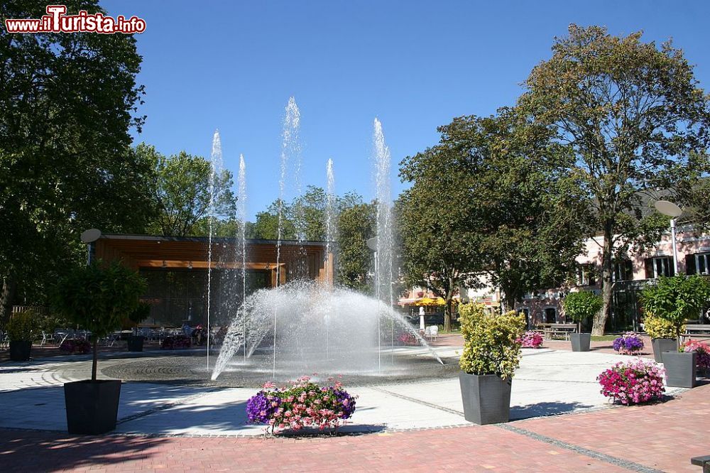 Immagine Le terme di Bad Tatzmannsdorf: la fontana Springbrunnen e il Musikpavillon - © Steindy - CC BY-SA 2.0 de, Wikipedia