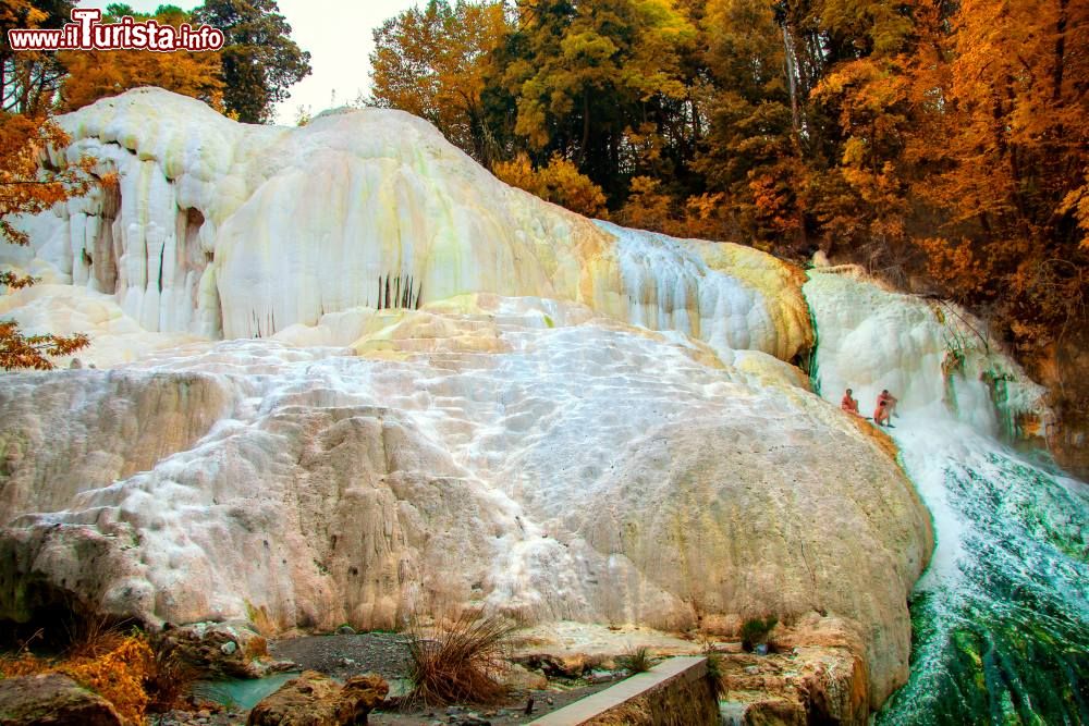 Immagine Le terme naturali e le rocce bianche di Bagni San Filippo in Toscana, fotografate in autunno