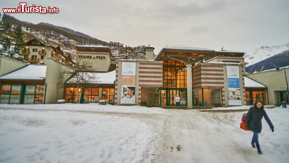 Immagine Le terme nel centro del villaggio di Pejo, Trentino Alto Adige. Le terme sono uno dei luoghi preferiti per rilassarsi dopo lo sci - © Ryszard Stelmachowicz / Shutterstock.com