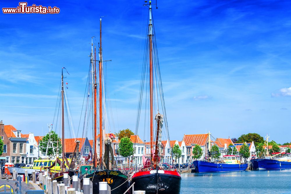 Immagine Le tipiche barche olandesi a fondo piatto e a vela nel porto di Ziereksee, Zeeland, Paesi Bassi.
Un tempo questa locaità era il principale porto della Zelanda.