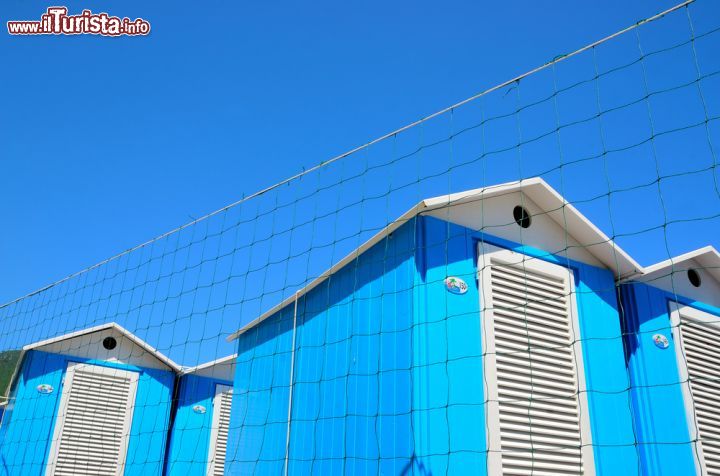 Immagine Le tipiche cabine in legno sulla spiaggia di Arenzano, Liguria. Questa località in provincia di Genova è una delle mete preferite dai vacanzieri appassionati di mare e sole.