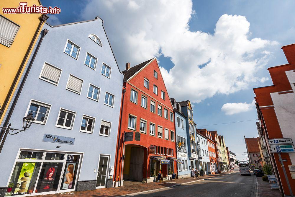 Immagine Le tipiche case colorate affacciate sul centro storico di Donauworth, Germania - © Yuri Turkov / Shutterstock.com