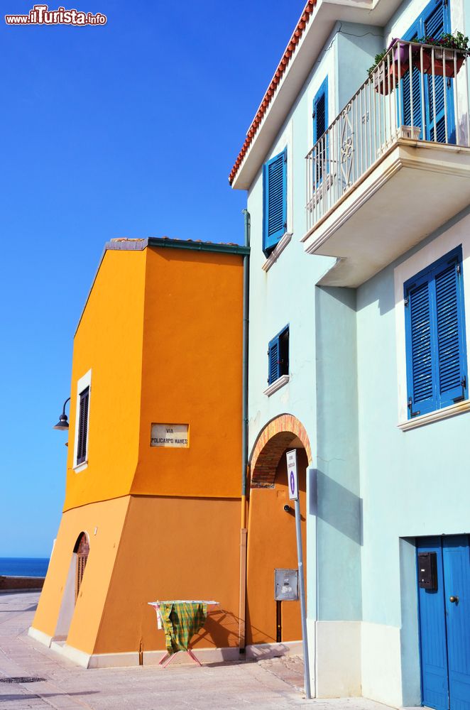 Immagine Le tipiche case colorate del centro storico di Termoli, Campobasso, Molise. A predominare sono i colori caldi del sud Italia.