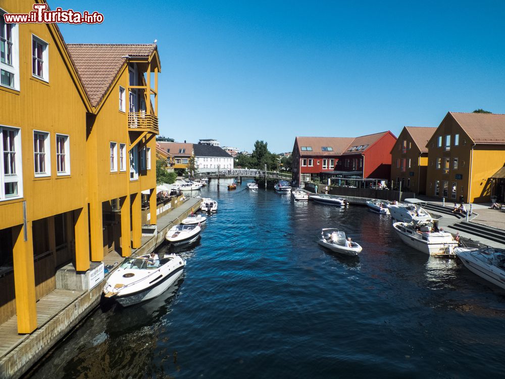 Immagine Le tipiche case colorate della città di Kristiansand, Norvegia. Vivace e raffinata, questa graziosa località della Norvegia è stata protagonista di una vera e propria rinascita degli ultimi decenni proponendosi come meta perfetta per trascorrervi qualche giorno.