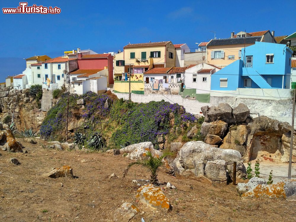Immagine Le tipiche case colorate di Peniche, Portogallo.
