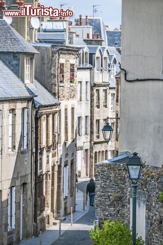 Immagine Le tipiche case del centro di Granville, nel dipartimento francese della Manica. La città conta circa tredicimila abitanti - foto © Wolfgang Zwanzger / Shutterstock.com