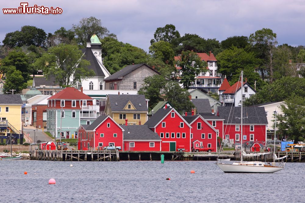 Immagine Le tipiche case di Lunenburg, Nuova Scozia, Canada. Fondata nel 1753, questa graziosa cittadina deve il suo nome a Giorgio II°, re di Gran Bretagna e Irlanda nonché duca di Brunswick-Luneburg.