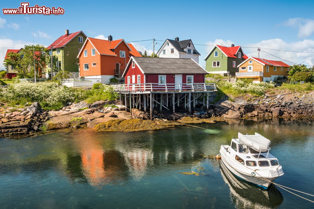 Immagine Le tipiche case in legno colorate nel paesino di Henningsvaer, isole Lofoten, Norvegia.