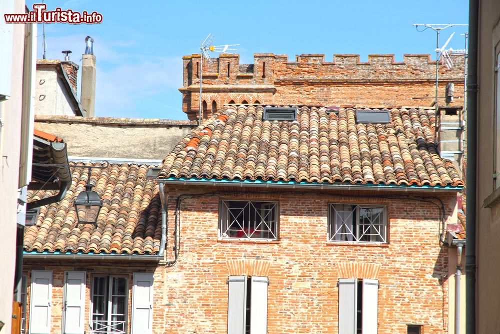 Immagine Le tipiche case in muratura nel centro storico di Rabastens, Francia.