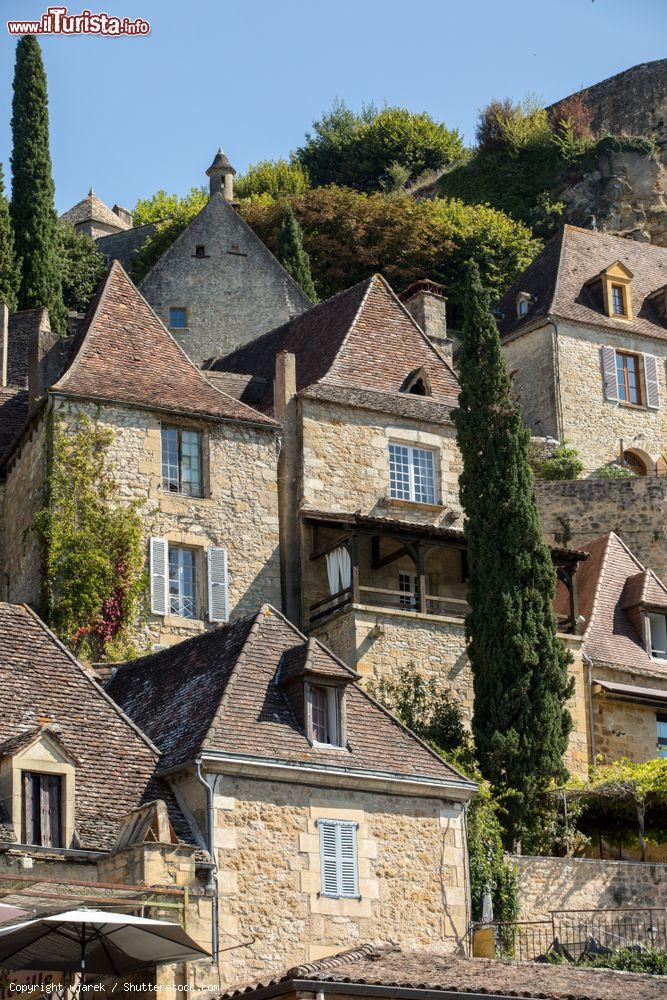 Immagine Le tipiche case in pietra del borgo di Beynac-et-Cazenac, Dordogna (Francia) - © wjarek / Shutterstock.com