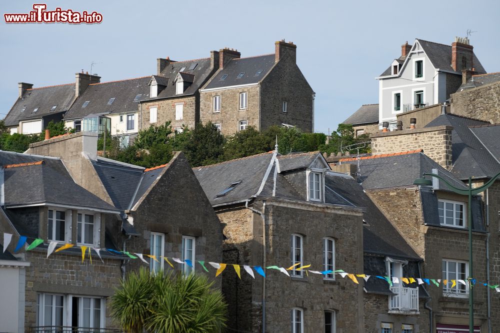 Immagine Le tipiche casette bretoni del centro di Cancale, Francia.