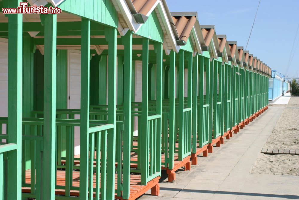 Immagine Le tipiche casette in legno sulla spiaggia di Forte dei Marmi, Toscana.