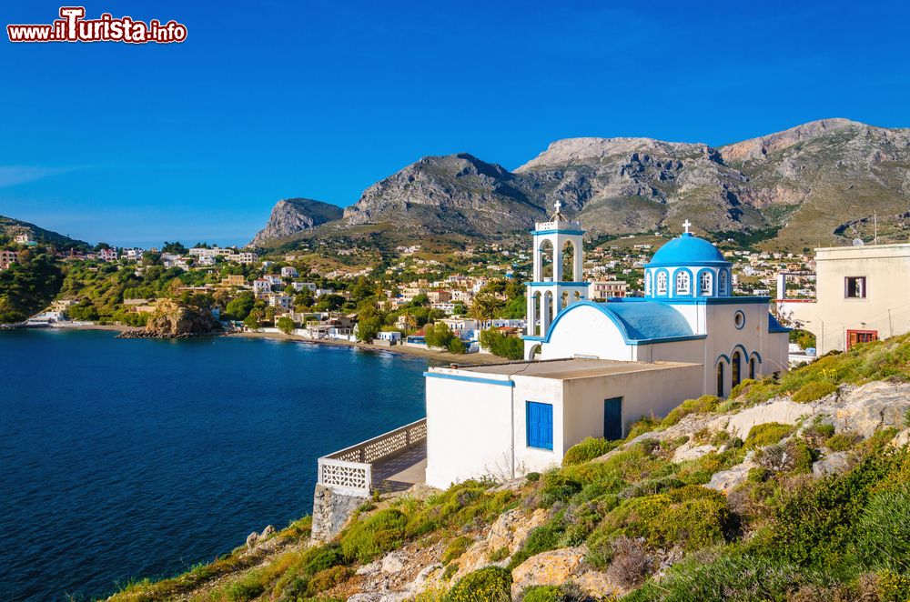 Immagine Le tipiche cupole azzurre di una chiesa greca sull'isola di Kalymnos, Dodecaneso.