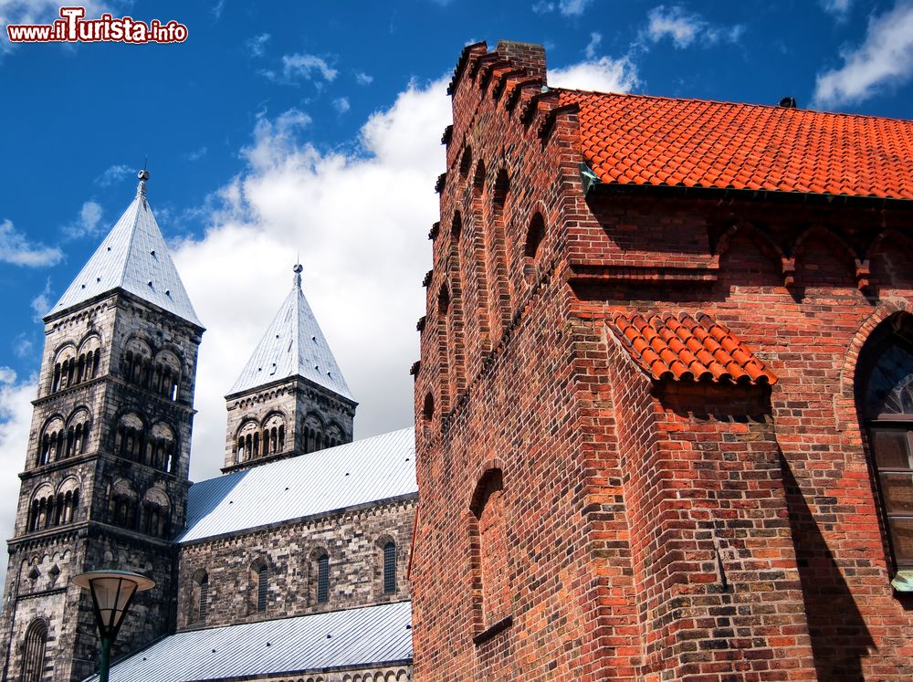 Immagine Le torri campanarie della cattedrale di Lund, Svezia. E' la chiesa più visitata di tutta la Svezia.