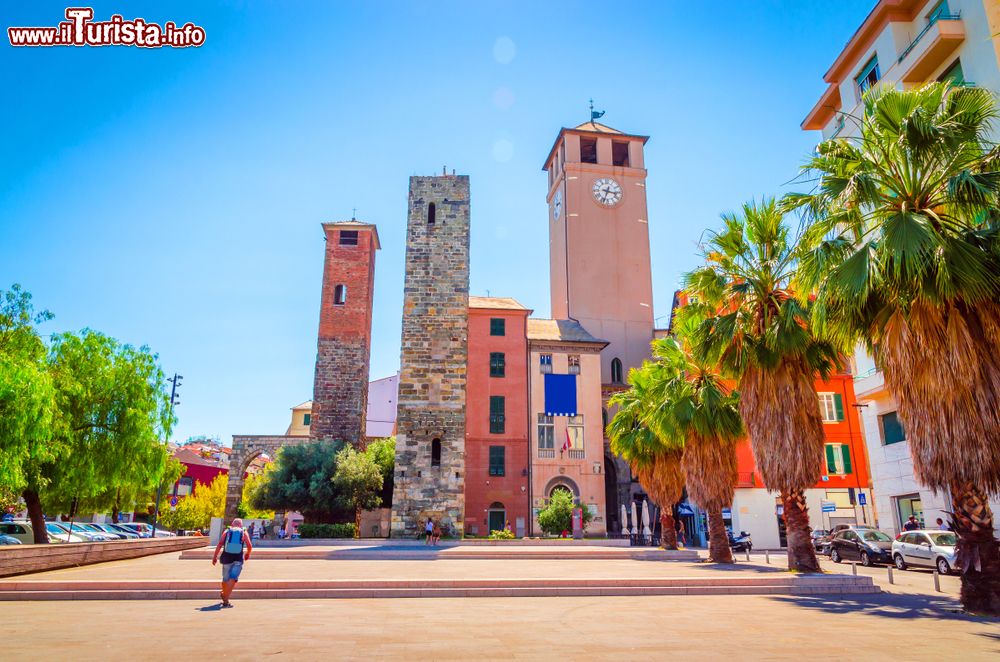 Immagine Le torri del centro storico di Savona in Liguria. Rappresentano la skyline più nota della città: sono la quattrocentesca Torretta, la Torre del Brandale, quella dei Corsi, la Pancalda e il Guarnero.