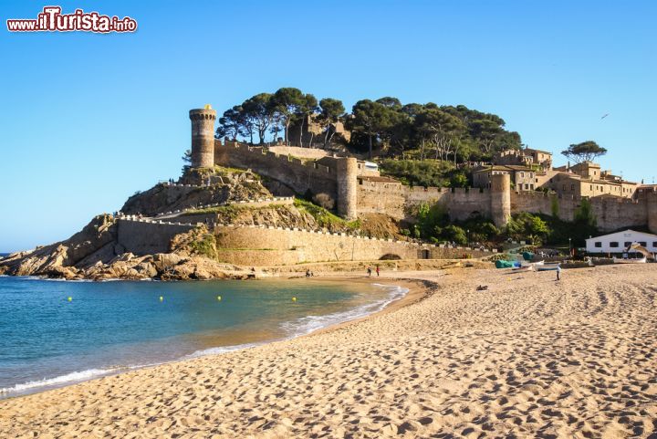 Immagine Le torri di Villa Vella, a Tossa de Mar - dell'originale cinta muraria che circondava il borgo medievale di Tossa de Mar noto come Villa Vella, edificata nel XII secolo, rimane una buona parte del perimetro e tre delle sette grandi torri cilindriche che circondavano le mura. Queste tre torri sono conosciute rispettivamente con i nomi di: Codolar, de las Horas e de Joanes. - © siete_vidas / Shutterstock.com