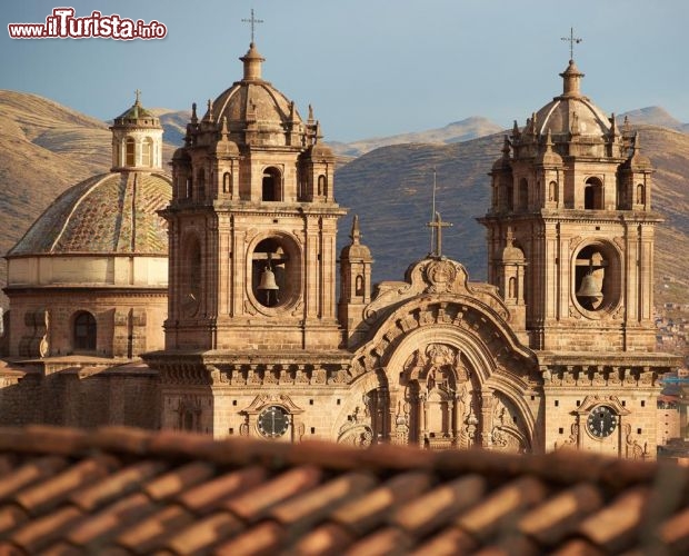 Immagine Le torri gemelle e la cupola della storica chiesa de la Compania a Cuzco, Perù. Iniziata dai gesuiti nel 1576 sopra le fondamenta del palazzo del re inca Huayna Capac, questa chiesa è considerata uno degli esempi più belli fra i barocchi coloniali del continente - © JeremyRichards / Shutterstock.com