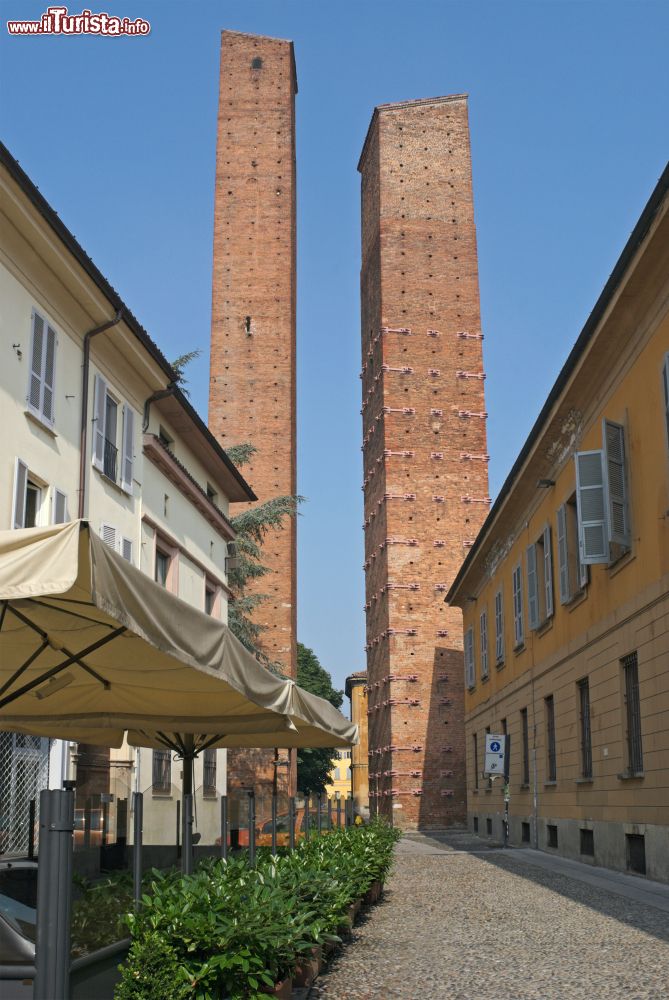 Immagine Le torri medievali di Pavia, Lombardia. Due delle circa 60 torri (di cui solo 6 integre) che caratterizzano questa cittadina lombarda. Risalgono al XII° secolo all'epoca della civiltà comunale.