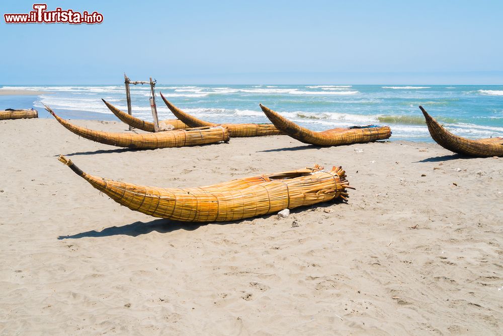 Immagine Le tradizionali barche da pesca sulla spiaggia di Pimentel a Chiclayo, Perù. A pochi chilometri di distanza da Chiclayo, sulla costa settentrionale del paese, si può assistere alla pesca sui "caballitos de totora", imbarcazioni di giunco simili a quelle che navigano sul lago Titicaca.