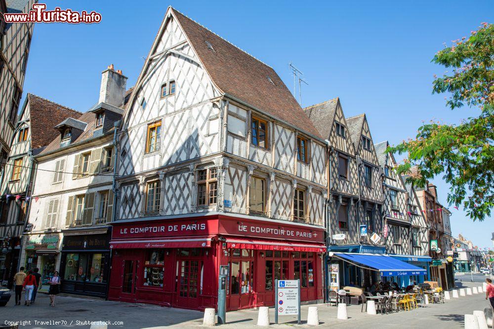 Immagine Le tradizionali case a graticcio nel centro di Bourges, Francia - © Traveller70 / Shutterstock.com