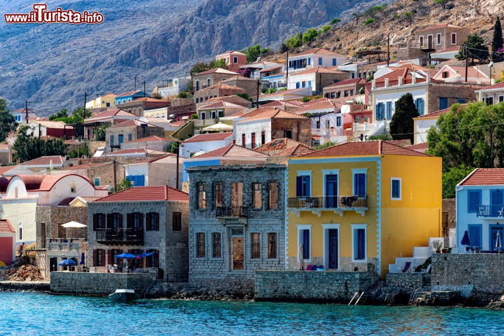 Immagine Le tradizionali case colorate sulle scogliere di Chalki, Grecia. Qui il tempo scorre lento.