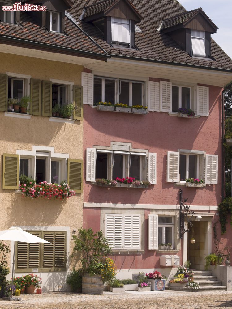 Immagine Le tradizionali case di Brugg, Svizzera, con la facciata pastello e i fiori alle finestre.