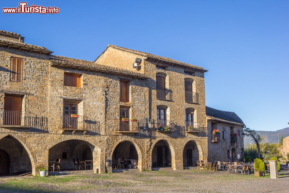 Immagine Le tradizionali case in pietra della cittadina di Ainsa, Spagna. Dichiarata sito di interesse storico e artistico, Ainsa si presenta con un centro storico uniforme e armonioso costituito da un folto gruppo di abitazioni, splendido esempio di urbanesimo medievale.