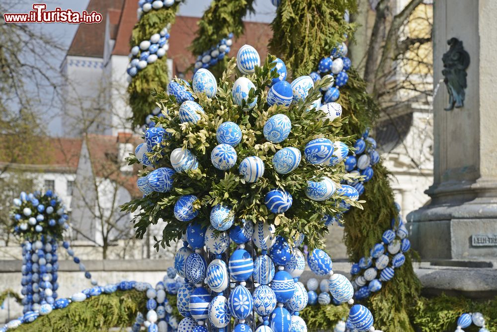 Immagine Le tradizionali decorazioni pasquali in primavera a Ingolstadt, Baviera, Germania.