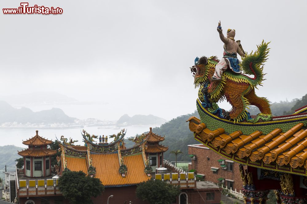 Immagine Le tradizionali decorazioni scultoree sulla cima di un tetto a Chiufen, Taiwan.