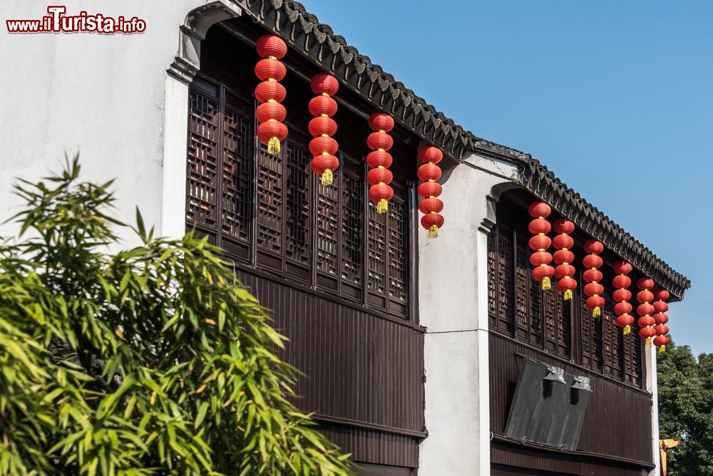 Immagine Le tradizionali lanterne appese a un edificio storico della città di Nanchang, Cina. 