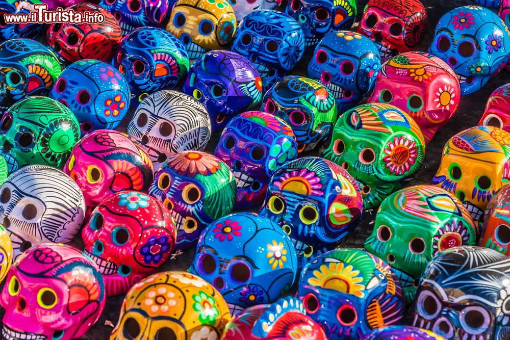 Immagine Le tradizionali maschere di ceramica del Dia de los Muertos in un mercato del Messico. L'origine di questa celebrazione risale agli atzechi e rappresenta la commemorazione per il ritorno dei defunti sulle terra. Dal 2003 l'Unesco ha dichiarato il Giorno dei Morti patrimonio culturale immateriale dell'umanità.