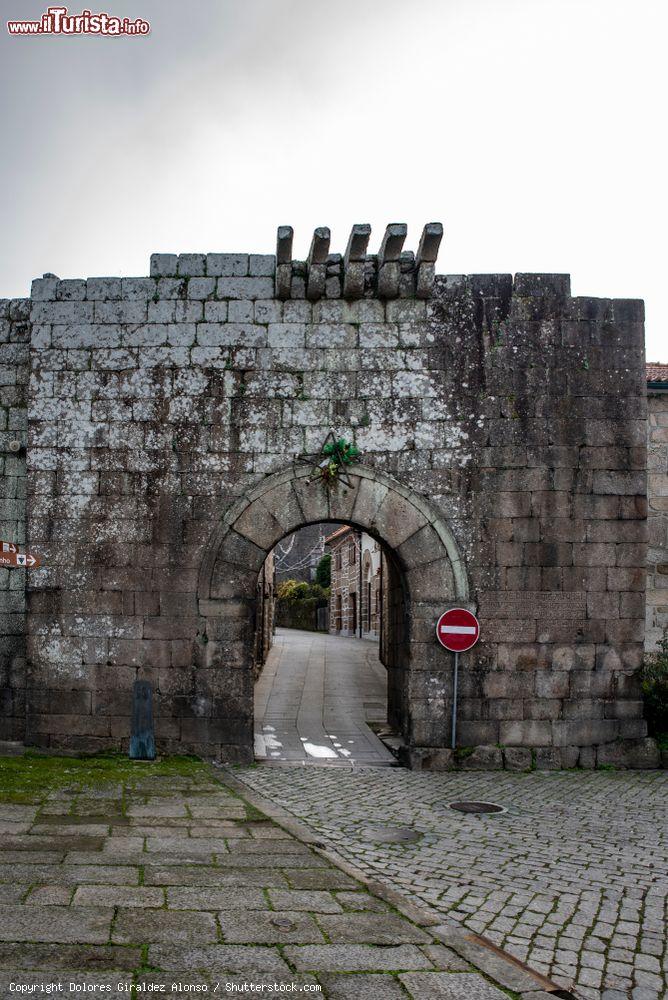 Immagine Le vecchie mura e l'arco d'ingresso al centro storico di Melgaco, Portogallo. Questo villaggio è considerato il più a settentrione del paese - © Dolores Giraldez Alonso / Shutterstock.com
