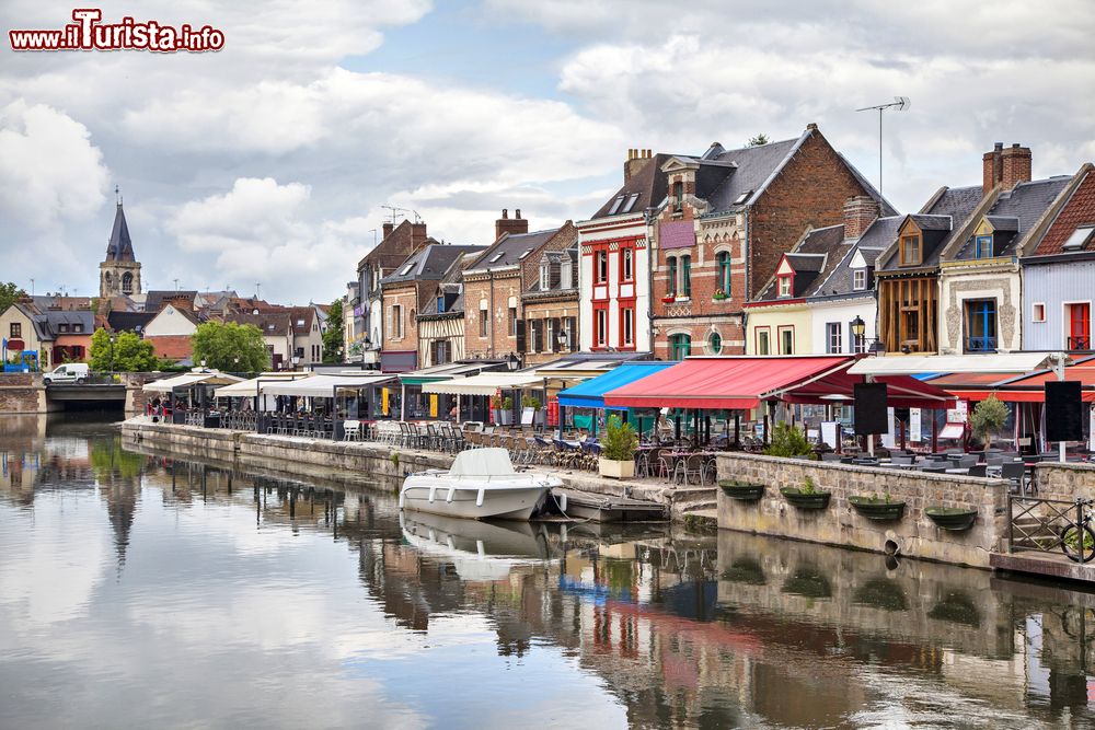 Immagine Le verande colorate estive dei ristoranti affacciati sull'argine Belu a Amiens, Francia.